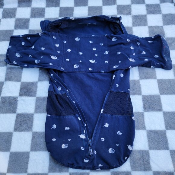 Happiest Baby Blue Organic Cotton Space Velcro & Zip Swaddle Size 2-4m - Picture 3 of 5